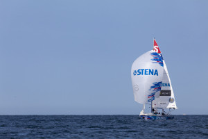 Segelbåt med spinnaker